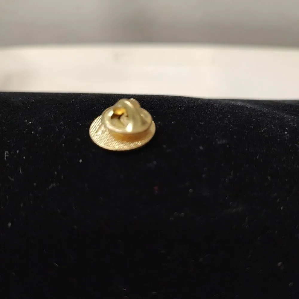 Vintage Manitoba Sports Federation Canada Pin Enamel Travel Souvenir Hat Lapel‎